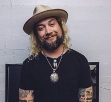 Mihali, Guests