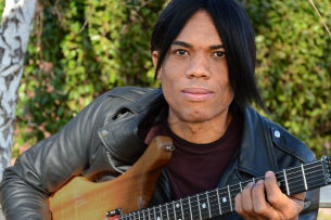 STANLEY JORDAN: SOLO (Critically Acclaimed Jazz Guitarist)