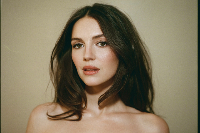 Cartel de Ella Hunt performing Blindspot