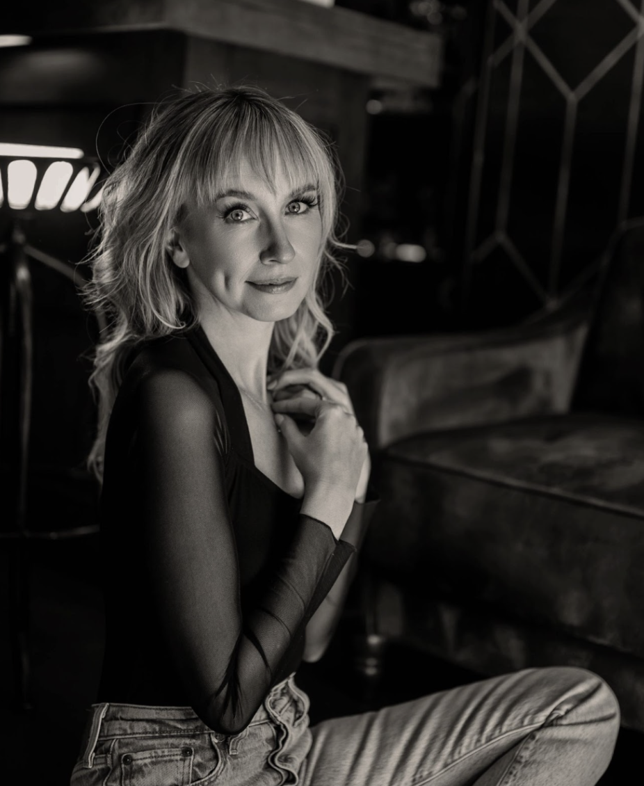 In The Round with Emily Shackelton, Victoria Banks & Phil Barton